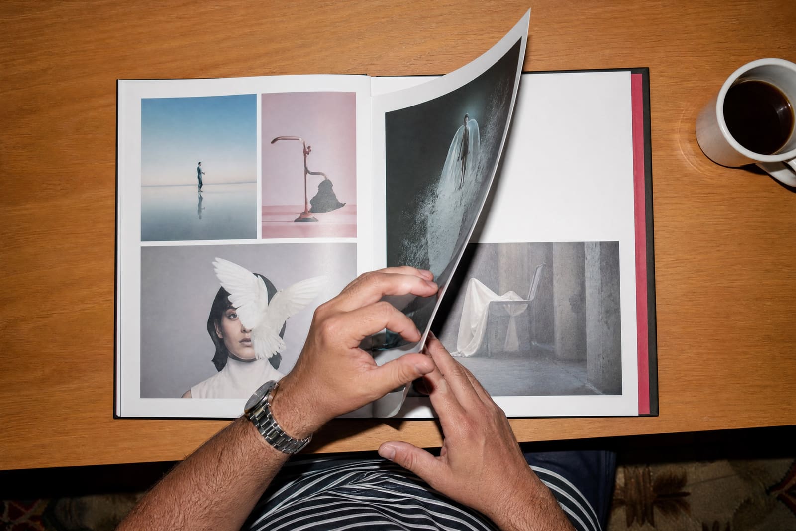 Manos que pasan las páginas de un portfolio impreso con fotogramas de anuncios