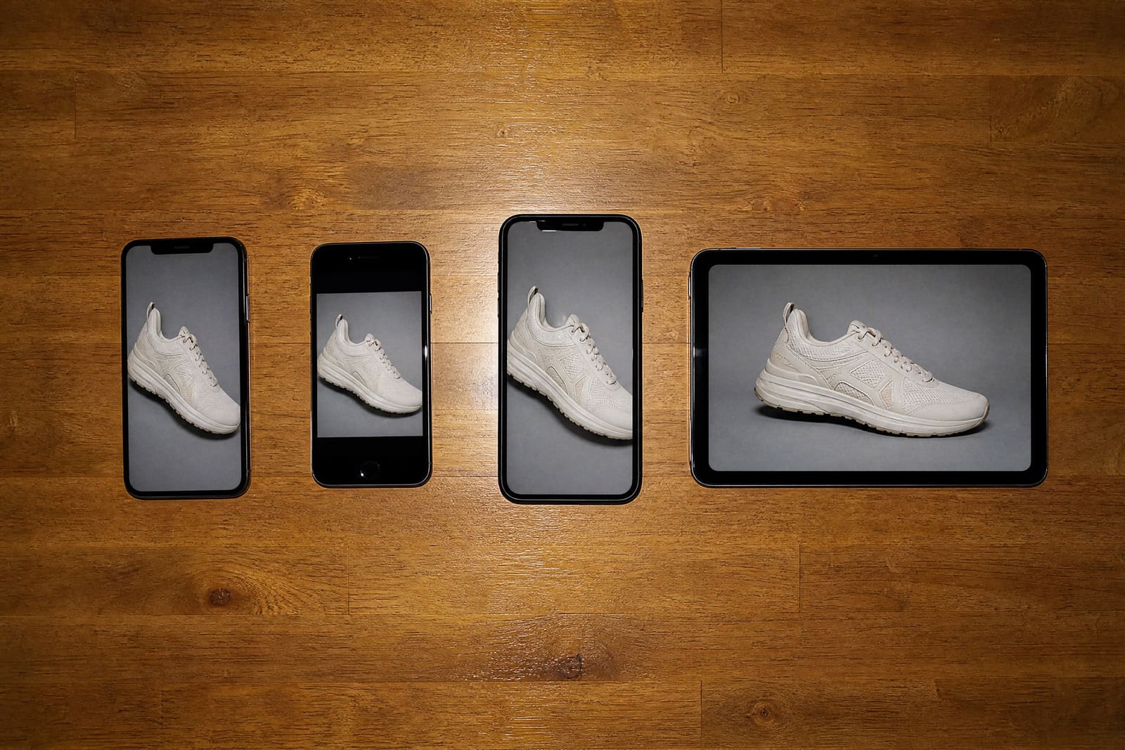 Tres móviles y una tableta con el mismo plano de una zapatilla en vertical, cuadrado, 4:5 y horizontal