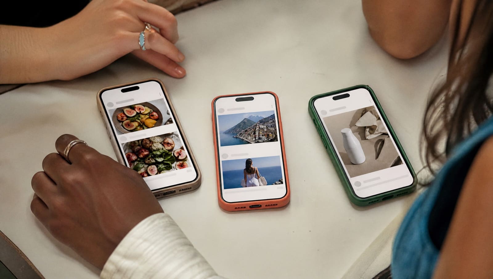 Tres móviles con redes sociales en pantalla donde una publicación de producto se mezcla con el resto